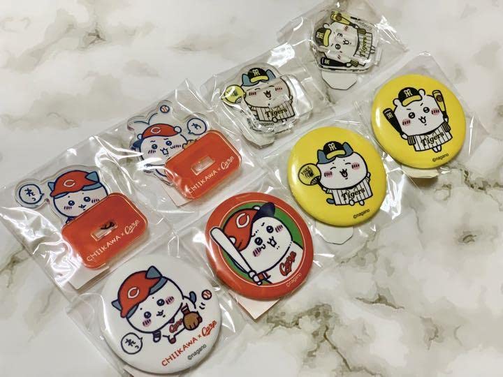 ちいかわ ハチワレ 阪神 カープ コラボ アクリルスタンド 缶バッジ